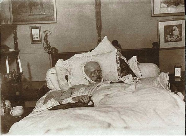  Fotografía de Bismarck en su lecho de muerte, tomada por Max Christian Preister y Willy Wilcke.