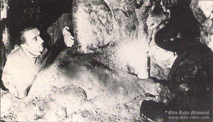 Otto Rahn (izquierda de la foto), investigando una cueva para buscar una pista del Santo Grial.