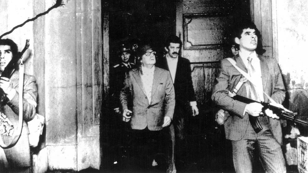 La última imágen del presidente Salvador Allende, con casco y una  metralleta AK-47, mientras el palacio de La Moneda era bombardeado.