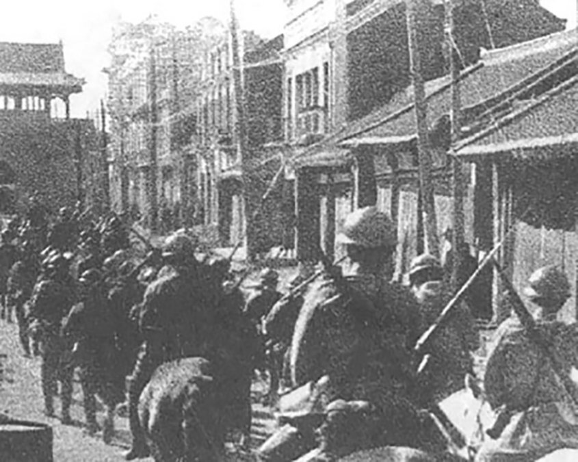 Soldaos xaponeses entrando en Mukden.