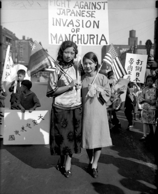 Dos jóvenes chino-estadounidenses protestan contra la invasión japonesa de Manchuria en Chicago, 1931.