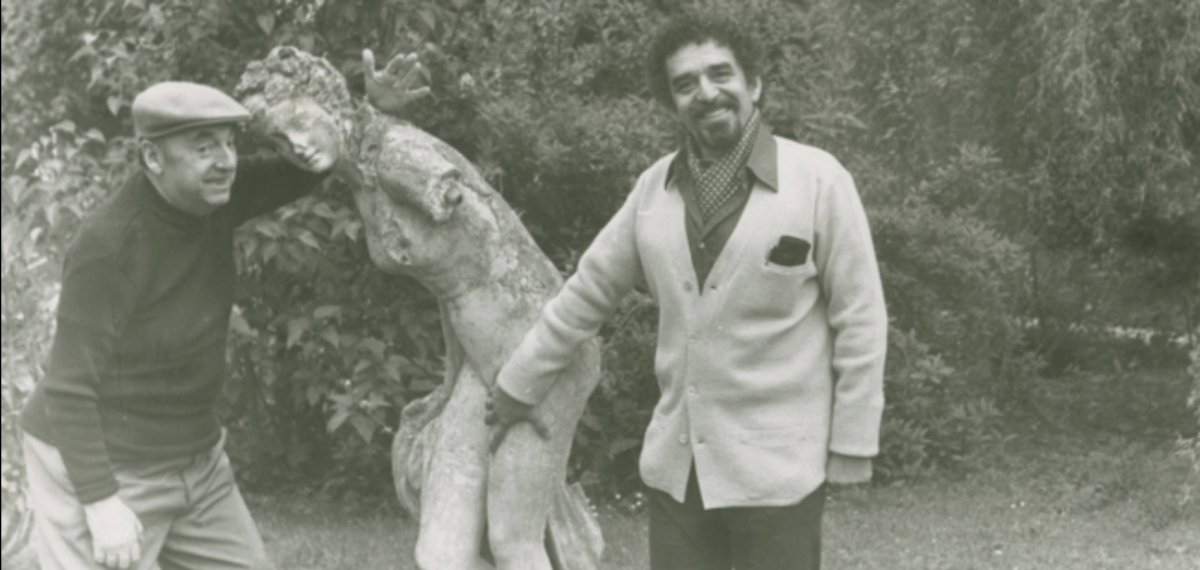 Pablo Neruda y Gabriel García Márquez, en la casa del chileno en Normandía, 1973 										