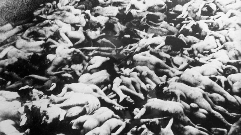 Los cuerpos de miles de judíos en fosas comunes. La de Babi Yar fue la  mayor matanza hasta 1941 y uno de los hechos más despiadados de la  Segunda Guerra Mundial