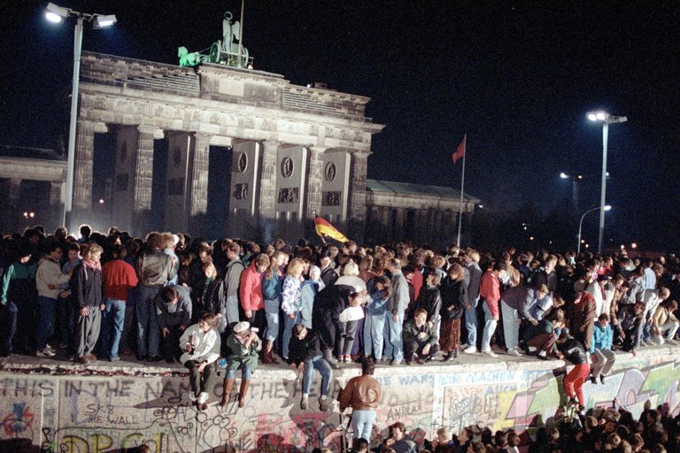 El Muro de Berlín cayó el 9 de noviembre de 1989. El 3 de octubre de  1990 colapsaría también la República Democrática de Alemania.