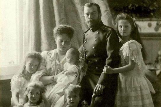Nicolás II junto con su familia.