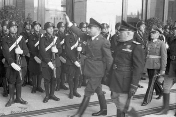 Benito Mussolini y Ante Pavelić hacen el saludo fascista