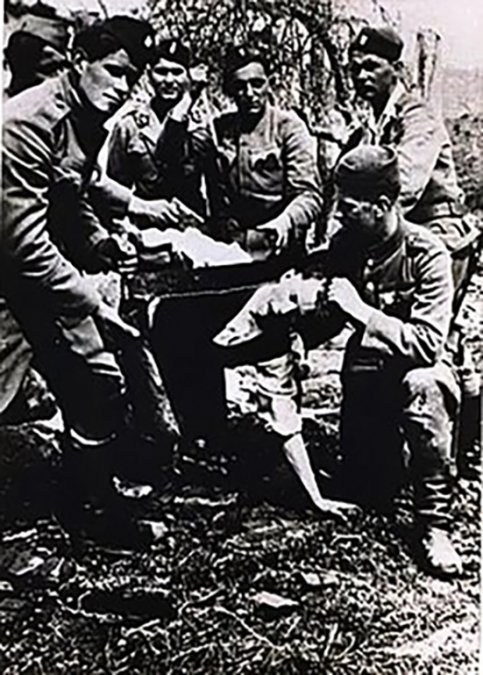 Soldados ustashi decapitando a un prisionero con un serrucho.