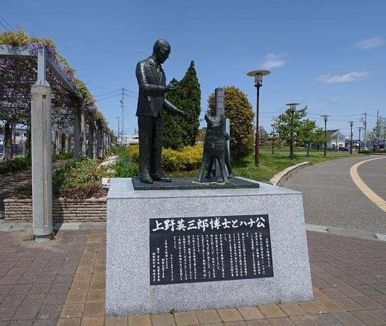Estatua del profesor Hidesaburo Ueno junto a Hachiko.