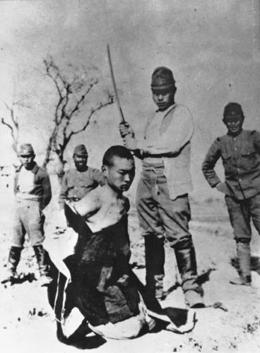 Un prisionero de guerra chino a punto de ser decapitado por un oficial japonés