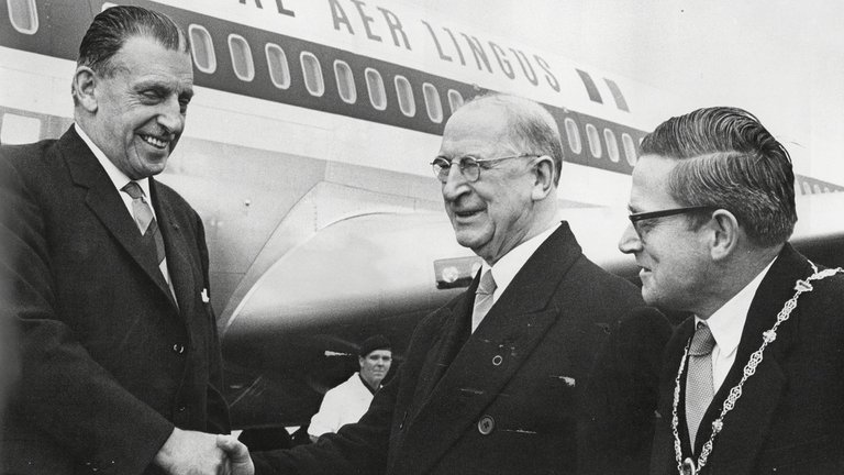 El Presidente de Irlanda Éamon De Valera en el centro de la foto  estrecha la mano de Sean Lemass y está acompañado por el Alcalde de  Dublín Ald Eugene Timmons