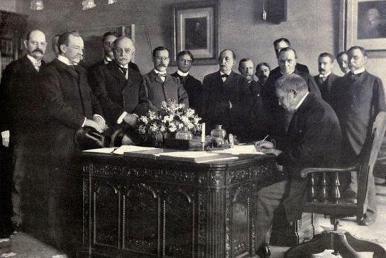 El tratado de paz de París obligaba a España a renunciar a sus colonias americanas y Filipinas.