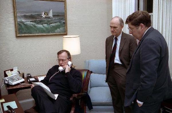 El presidente estadounidense George H. W. Bush hablando por teléfono el 20 de diciembre de 1989.