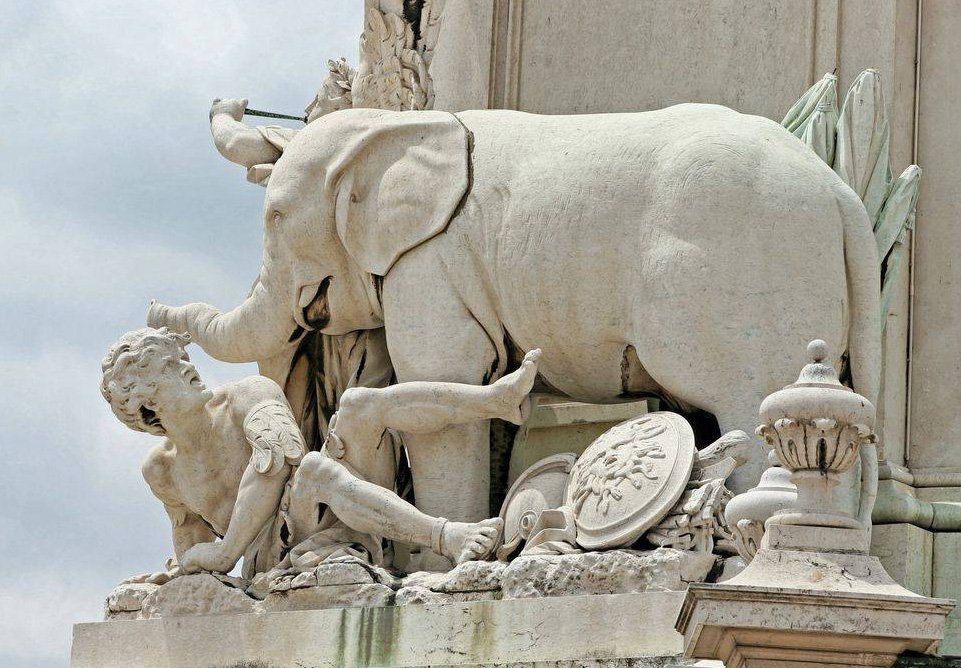 El monumento a Manuel de Portugal en la plaza de Lisboa, recuerda a los elefantes qeue el Rey regaló para ganar la voluntad papal.