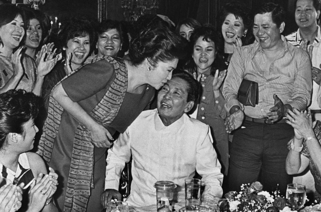 Ferdinand Marcos recibe un beso de su esposa Imelda - 1986
