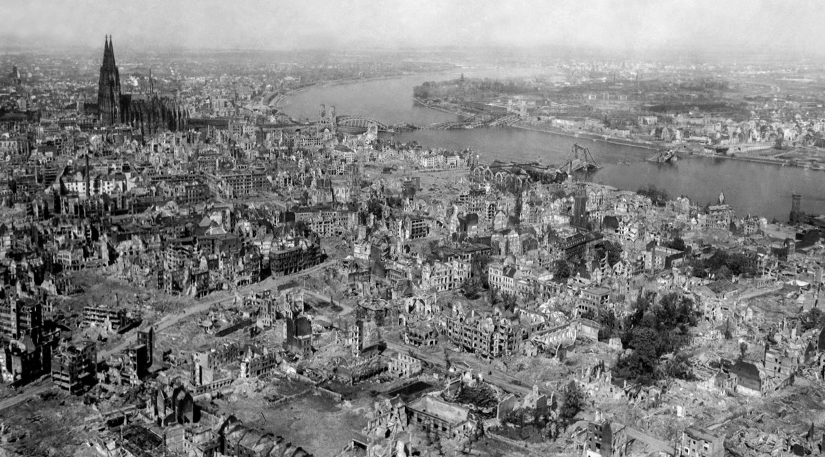 Imagen de la ciudad de Colonia, con su catedral al fondo, tras el último bombardeo.