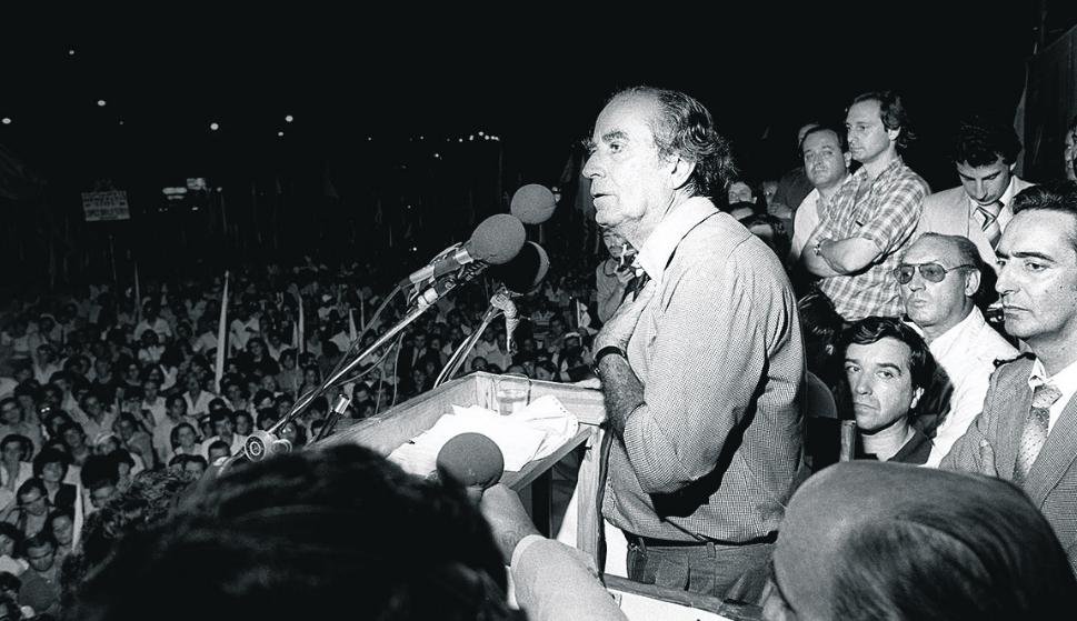 Wilson en el acto de la explanada de la Intendencia en 1984. Abajo, con su esposa en 1964. Foto: archivo El País