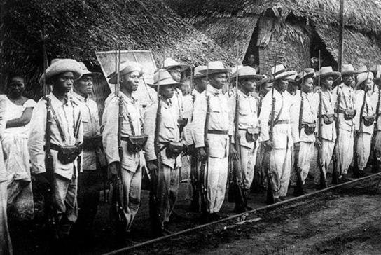 Soldados rebeldes filipinos durante la guerra.