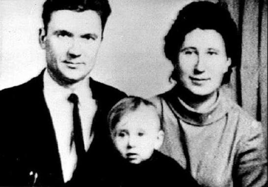 Andréi Chikatilo junto a su mujer e hijo