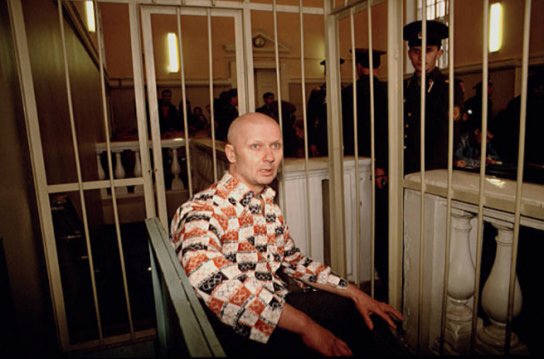 Chikatio encerrado en una jaula durante la celebración del juicio