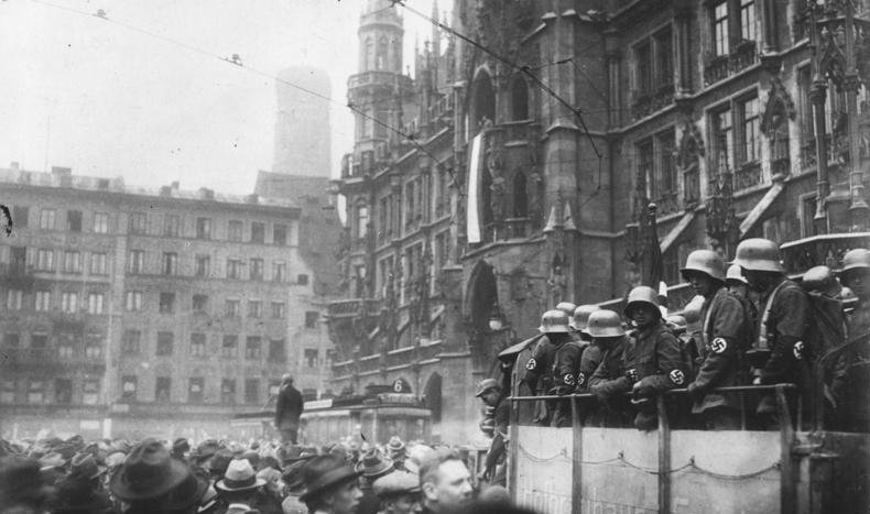 Julius Streicher (centro, se dirige a la multitud de nazis, durante el Putsch de Hitler, el 9 de noviembre de 1923.