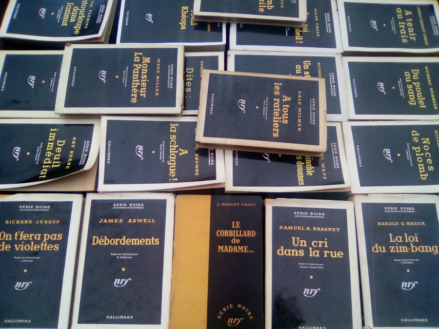 Varios volúmenes de la Série noire.