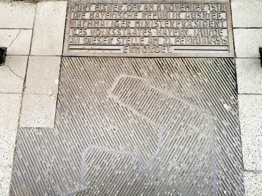 Una placa y la  silueta de un hombre tendido en el suelo recuerdan a Kurt Eisner en el  lugar donde fue asesinado el 21 de febrero de 1919