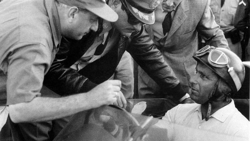 Fangio ya había expresado a sus mecánicos que algo no funcionaba bien  con el automóvil y la pista. Finalmente hubo un accidente del que él,  por secuestrado, no fue víctima. (Foto: Museo Fangio de Buenos Aires)