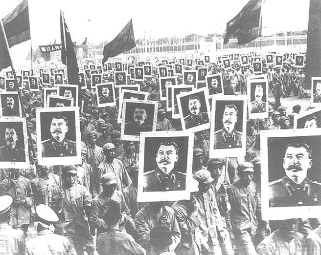 El culto a  Stalin se extendió por todos los países comunistas. En la imagen, una  concentración en China por su 70 cumpleaños, en 1948.