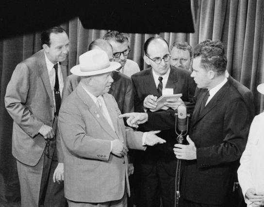 El vicepresidente estadounidense Richard Nixon debatiendo con Nikita Jruschov en 1959.