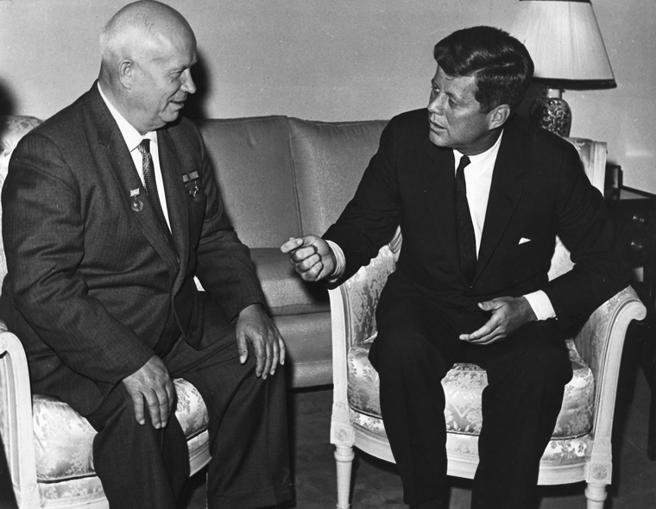 Nikita Jruschov y John Kennedy en un encuentro de 1961.