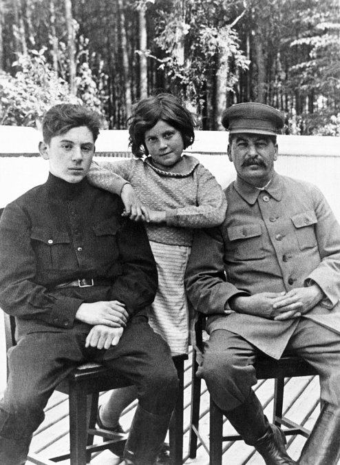  Stalin y sus hijos Vasili y Svetlana