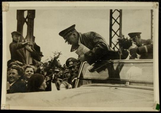 Hitler es recibido con flores al cruzar la frontera entre Alemania y Austria en marzo de 1938