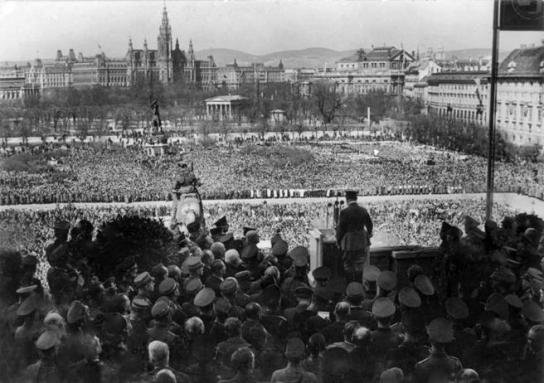 Hitler anuncia el Anschluss en la Heldenplatz de Viena el 15 de marzo de 1938