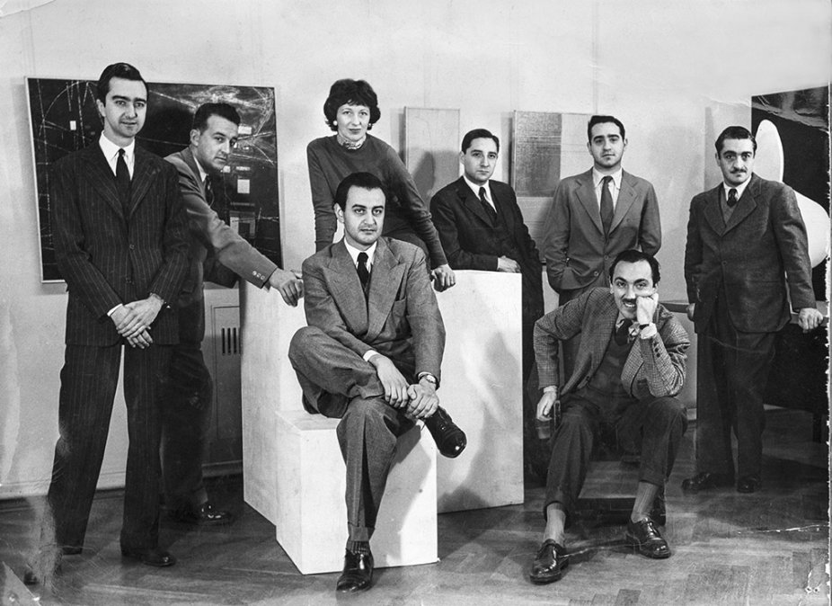              Grupo de artistas modernos: de izq. a der. Ocampo, Aebi, Sarah Grilo, Maldonado, Hlito, Iommi, Fernández Muro y Girola.           