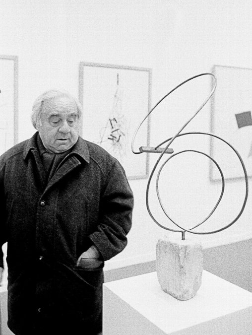              Enio contempla  una de sus obras que fue adquirida por el museo de arte de Grenoble.  Francia, Circa 1996. Foto: Leonardo Antoniadis.           