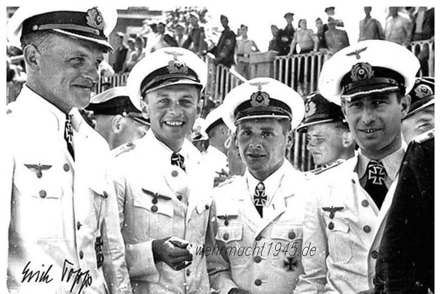 La Kriegsmarine, que no simpatizaba con el Partido Nazi a pesar de estar encuadrada dentro de las fuerzas armadas (Wehrmacht) del Tercer Reich, mandaba a sus cuadros a no saludar al estilo nazi con el brazo extendido sino con la tradicional venia marinera