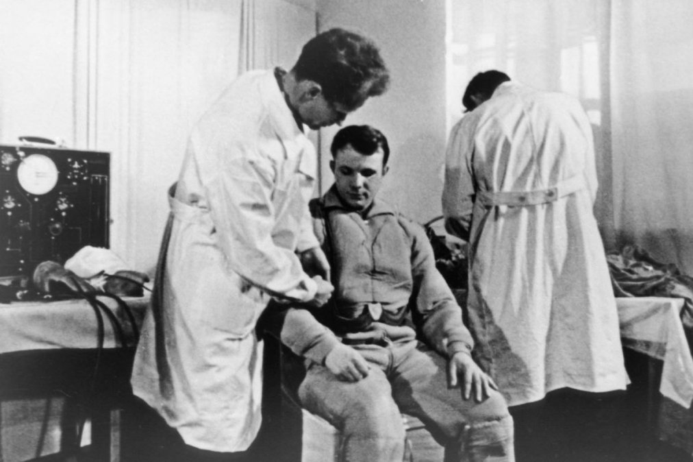 Yuri Gagarin, en un examen médico previo a su viaje al espacio de 1961. Fue elegido entre 350 postulantes 