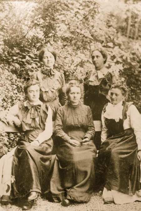 Maria Skłodowska Curie posa junto a cuatro estudiantes francesas en 1912