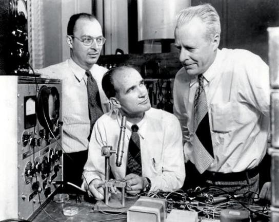 John Bardeen, Walter Brattain y William Shockley revolucionaron el mundo de la radio.