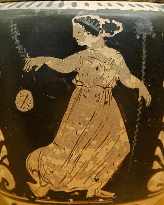Mujer jugando episkyros, hallada en la Magna Grecia, siglo IV a. C.
