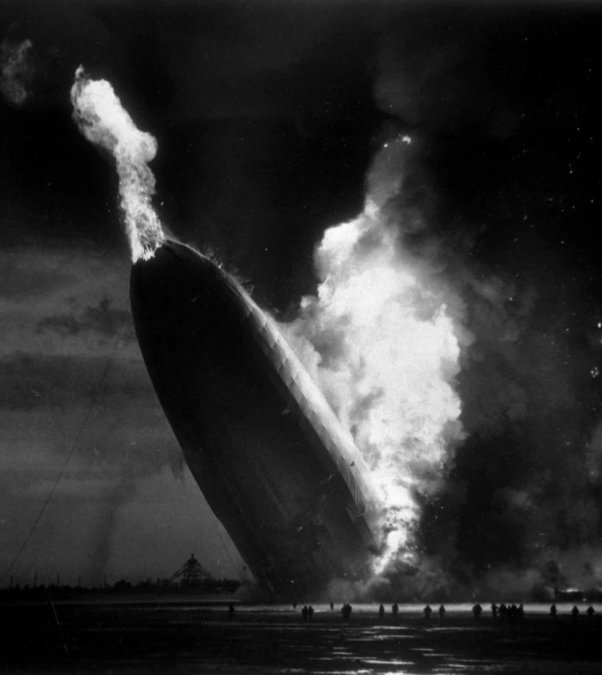  Otra imagen de la tragedia del Hindenburg.  