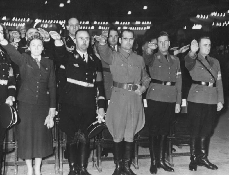 Reunión de las HJ en el palacio de los deportes  de Berlín, 13 de febrero de 1939. Aparecen de izq. a dcha. Gertrud  Scholtz-Klink, el Reichsführer-SS Heinrich Himmler, Rudolf Hess, Baldur  von Schirach y Arthur Axmann
