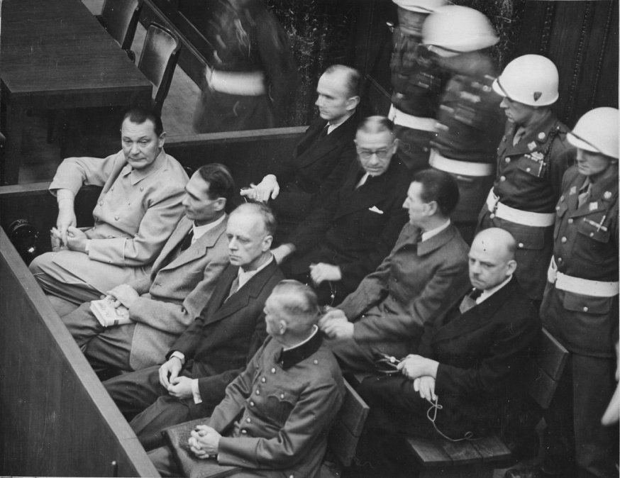 Baldur von Schirach en los juicios de Nuremberg (segunda fila, segundo por la derecha)