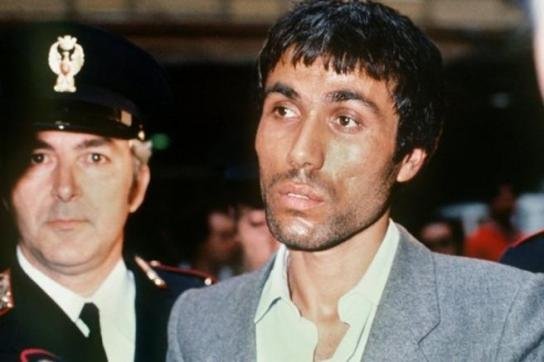 Ali Agca bajo arresto policial en 1981