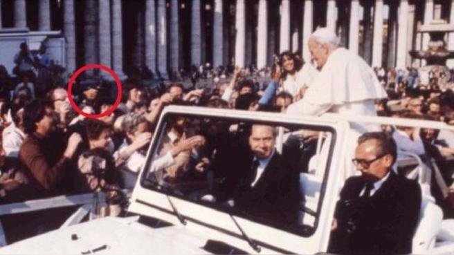 Momento en el que Agca dispara a Juan Pablo II (13 de mayo 1981)