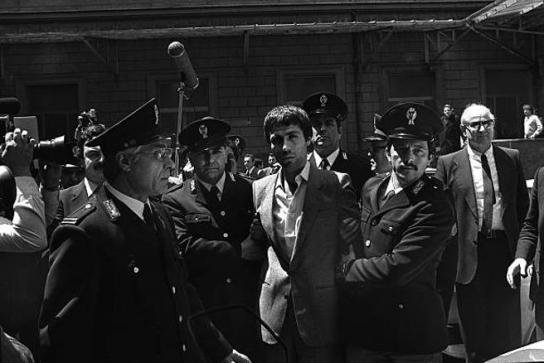 Momento en el que la policía detiene a Ali Agca tras atentar contra Juan Pablo II (1981)