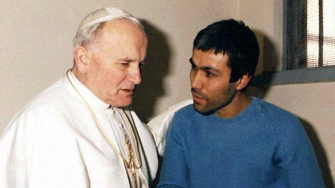 Juan Pablo II visita a Agca en la cárcel de Roma (27 de diciembre 1983)