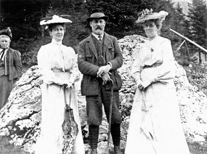 Freud entre su esposa Martha y su cuñada Minna Bernays, 1905.