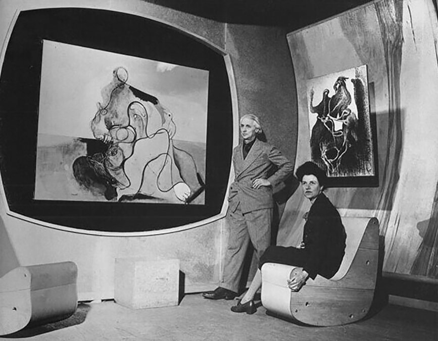 Max Ernst y Peggy Guggenheim en The Art of This Century Gallery