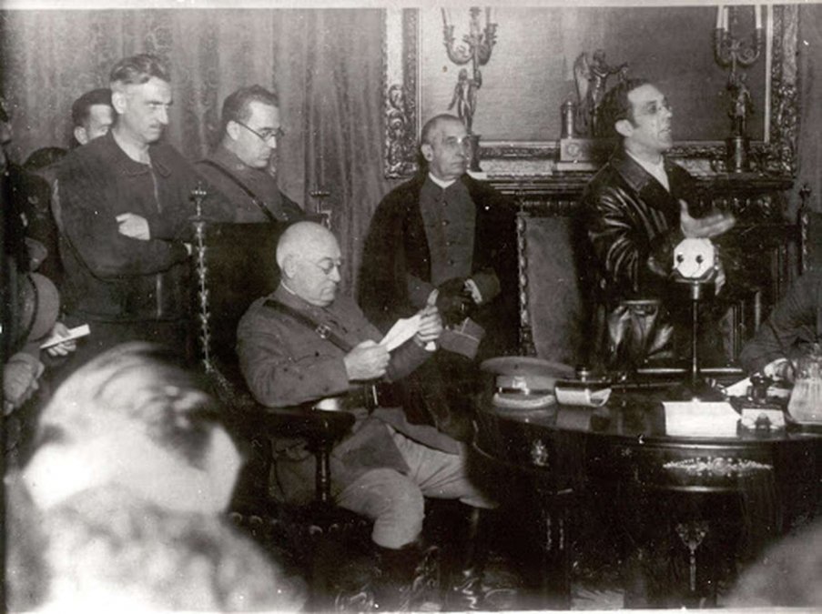 Reunión de jefes en la Guerra Civil. Hidalgo, a la izquierda (Foto museoaviacionmilitarespaola.blogspot.com)